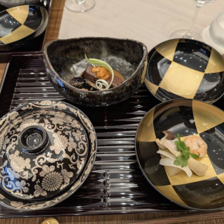 お吸い物、A3ランクの牛肉うに添え、昆布と一緒に炊きご飯