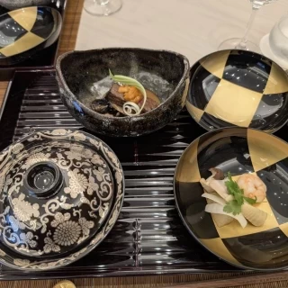お吸い物、A3ランクの牛肉うに添え、昆布と一緒に炊きご飯