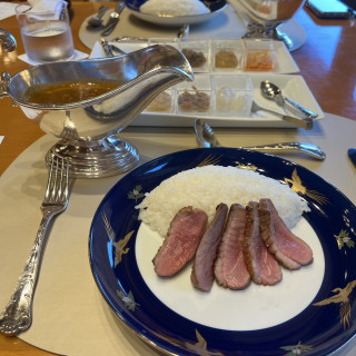 ラウンジでの鴨肉のカレーライス