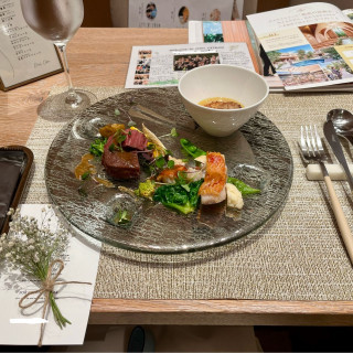 試食の肉、魚、エビ料理