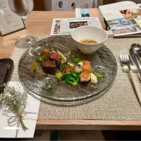 試食の肉、魚、エビ料理