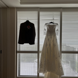 お部屋にドレスとタキシードをかけるだけでこんなにも素敵な写真
