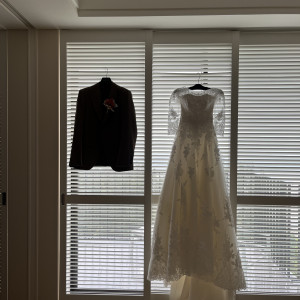 お部屋にドレスとタキシードをかけるだけでこんなにも素敵な写真|745170さんのハレクラニ沖縄の写真(2420650)