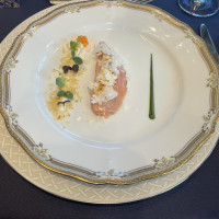 カリフラワーベールに包まれたサーモンマリネのもろみ風味