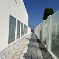 白を基調とした廊下