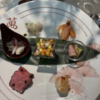 前菜。盛り付けも美しく、美味しかった。