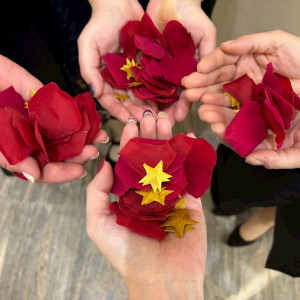 もともとついてくる赤い花に、持込の星を混ぜてもらいました|745315さんのGLOBAL WEDDING DIADE (ディアーデ)の写真(2589773)