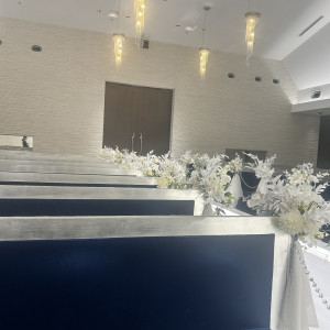 青と白で統一されたチャペル|745334さんのアルカンシエル横浜 luxemariage（アルカンシエルグループ）の写真(2419964)