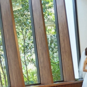 後ろの大きなガラスも緑が一面見えて素敵です。|745356さんのHilltop Resort YAMANOUE (ヒルトップリゾート ヤマノウエ)の写真(2421267)