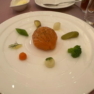 スモークサーモンの前菜です！