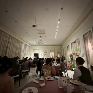 披露宴会場は白が基調！