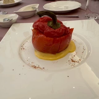 パプリカに包まれたお肉料理！