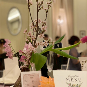春らしく桜の花が飾られています。|745361さんのアクアガーデン迎賓館（沼津）/テイクアンドギヴ・ニーズウェディングの写真(2420247)
