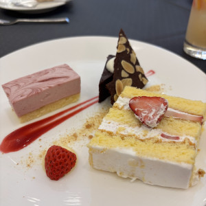 ウェディングケーキはイチゴがたくさんで美味しい！|745361さんのアクアガーデン迎賓館（沼津）/テイクアンドギヴ・ニーズウェディングの写真(2420255)