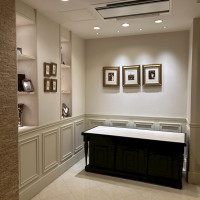 ロビーの一角です。ロビーの額縁も当日使って良い。