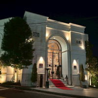 夜は凱旋門や周りがライトアップされます。