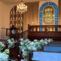 イギリスの古い教会から譲り受けたステンドグラスだそうです。