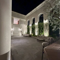 中庭です。披露宴会場にこの前入れます。