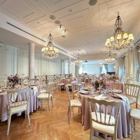 シャンデリア含めてガーリーな印象的です。