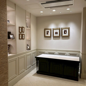 ロビーの一角です。ロビーの額縁も当日使って良い。|745367さんの山手迎賓館/テイクアンドギヴ・ニーズウェディングの写真(2620943)