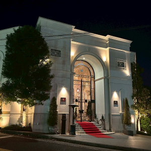 夜は凱旋門や周りがライトアップされます。|745367さんの山手迎賓館/テイクアンドギヴ・ニーズウェディングの写真(2620940)