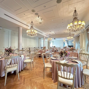 シャンデリア含めてガーリーな印象的です。|745367さんのラ・バンク・ド・ロア(横浜市指定有形文化財）の写真(2621024)