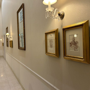 ゲストがみんな通る廊下。額縁は使っていいそう。|745367さんの山手迎賓館/テイクアンドギヴ・ニーズウェディングの写真(2620939)