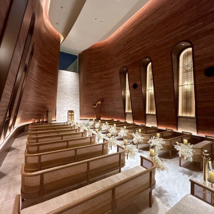 チャペルの横の格子は窓のようになってきて美しいです。