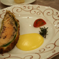 “サーモンのクリビヤック風　ローズマリーの香り”の写真です。