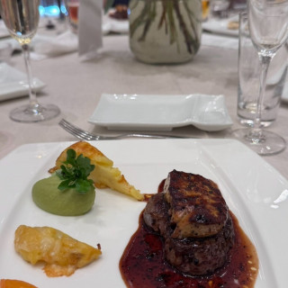 メインお肉料理　牛フィレ肉とフォアグラのポワレ