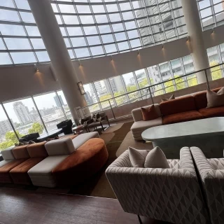 広々とした待合室です。