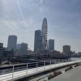 テラス付き会場から見える遊園地です