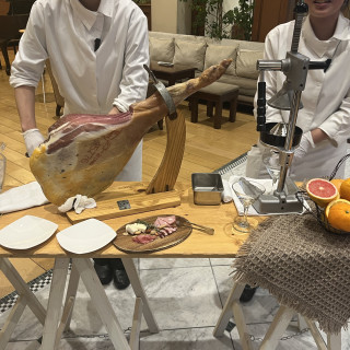 生ハムビュッフェの試食と生搾りジュースの試飲です