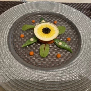 ひまわりをイメージした料理。オレンジ色もあります。