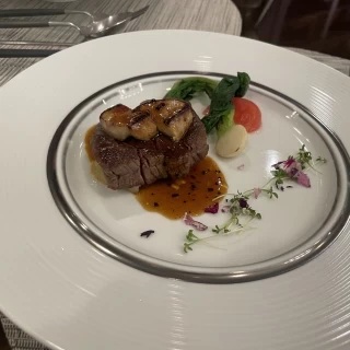 お肉料理とても美味しいです。