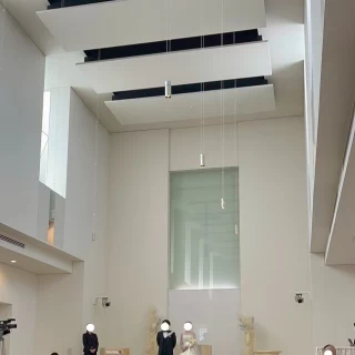 真っ白で天井の高い素敵なチャペルです