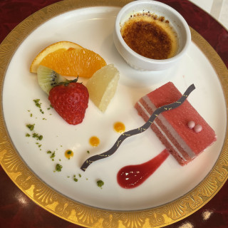 デザート
ベリーのケーキ クリームブリュレ 季節のフルーツ