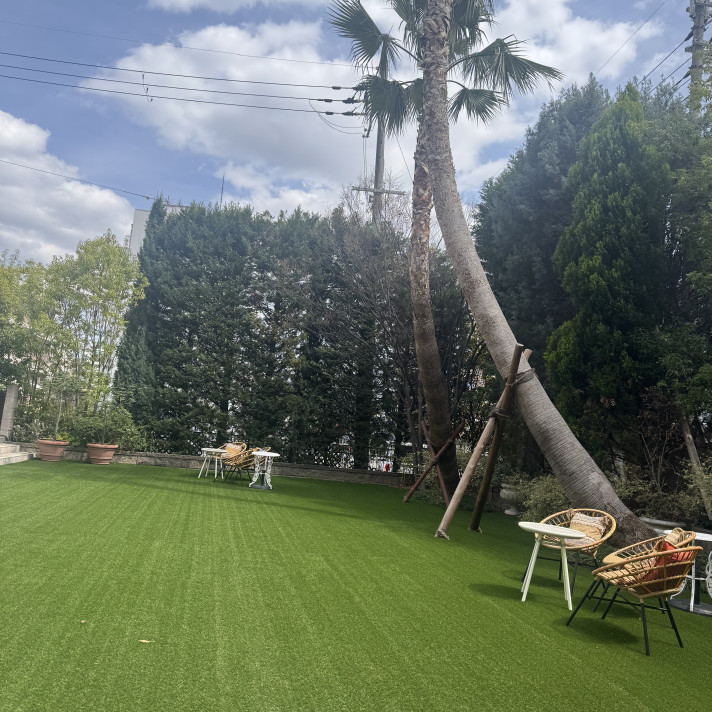 挙式会場をでるとちょっとしたスペースのガーデンが広がっている