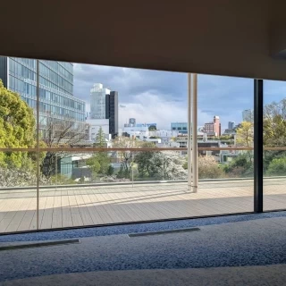 披露宴会場の窓が大きくて、会場がより広く感じました。