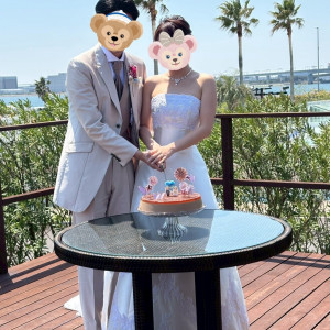 テラスでのケーキ入刀|745677さんのアルモニーヴィラ オージャルダン/テイクアンドギヴ・ニーズウェディングの写真(2425896)