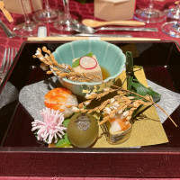 祝先付五品
胡麻豆腐 海老の手毬寿司
笹麩寿梅甘露煮 紅白絹