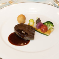 国産牛フィレ肉のステーキと彩り野菜の饗宴