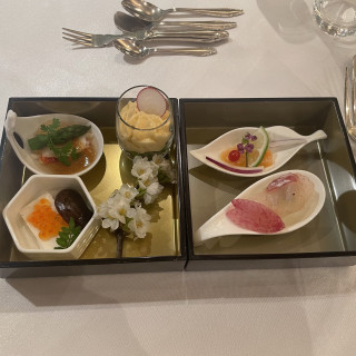 和洋折衷の、お箸をたくさん使った料理で美味しかったです。
