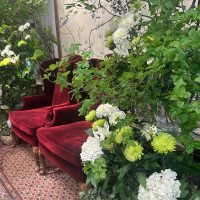 当日のソファと装花