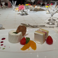 ウエディングケーキとクレームダンジュ