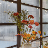 オレンジ、黄色をメインで、ボルドーを差し色