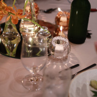 キャンドルリレーのキャンドルがテーブルをコーディネート