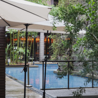 中庭の通路、テントがあって雨除けに