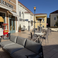 左手の建物が待合のカフェです