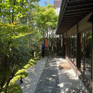 待機するスタッフと庭園